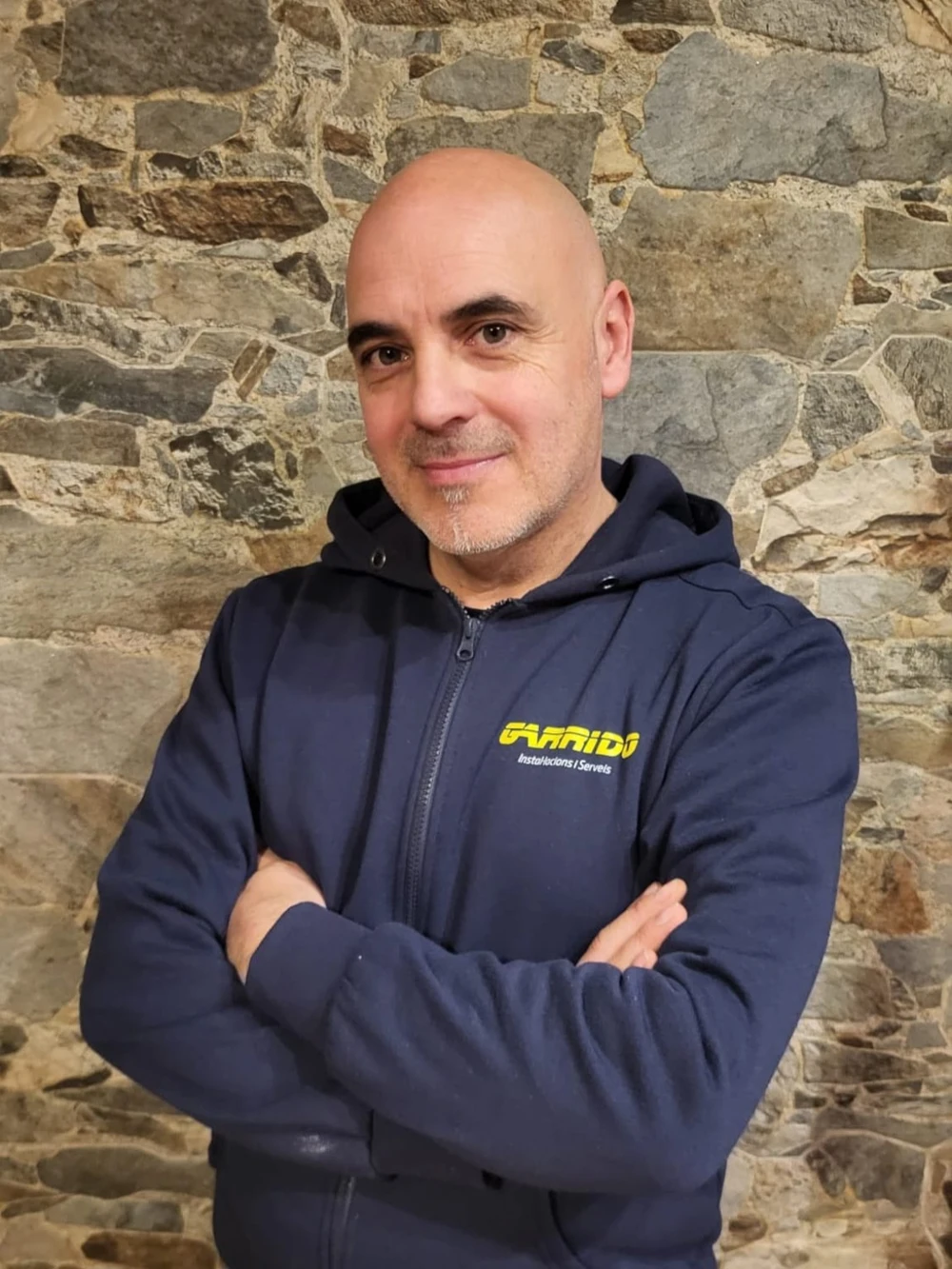 Josep Mª Garrido amb la roba de treball de Garrido Serveis